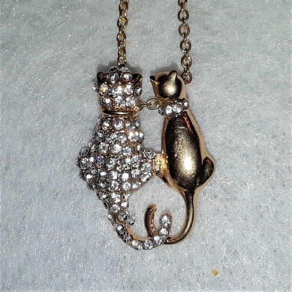 Jewelry - New Cuddling Cats Necklace